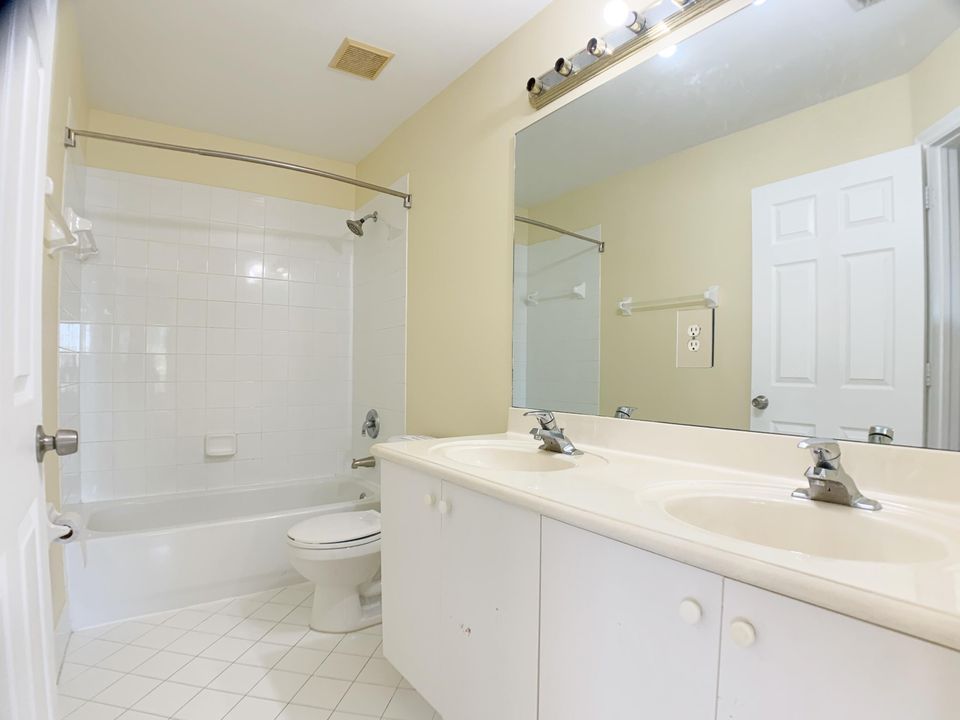 合同活跃: $3,950 (4 贝兹, 3 浴室, 2338 平方英尺)