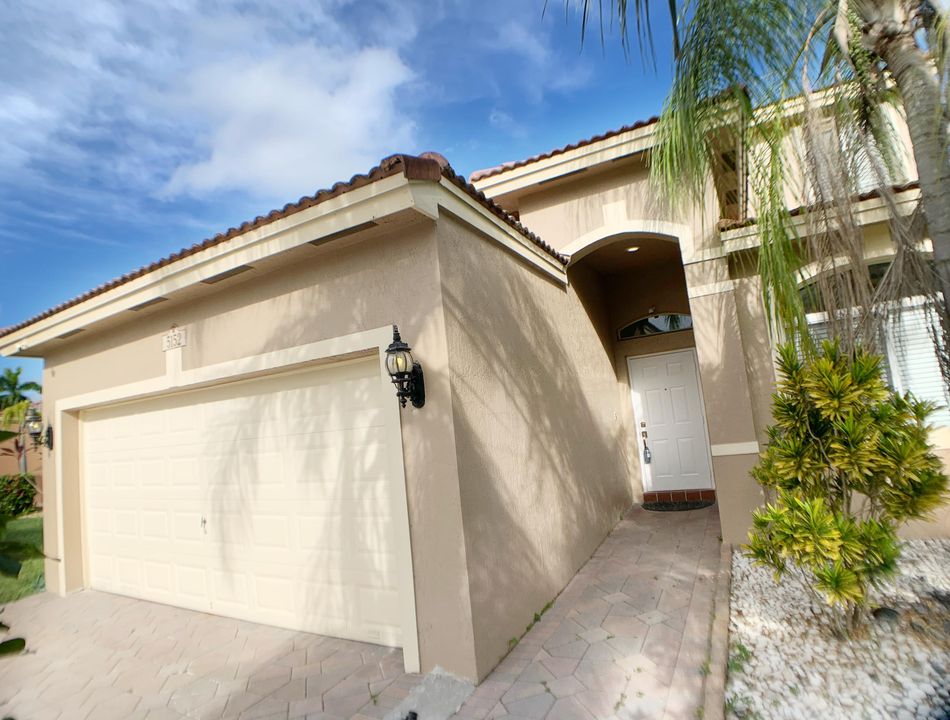 合同活跃: $3,950 (4 贝兹, 3 浴室, 2338 平方英尺)