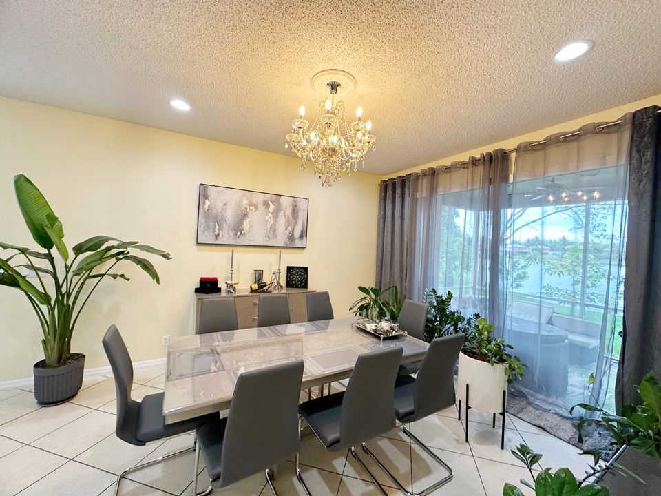 合同活跃: $3,950 (4 贝兹, 3 浴室, 2338 平方英尺)