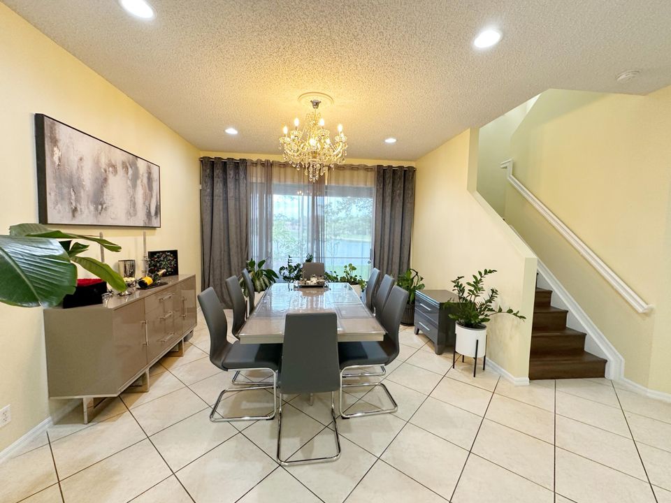 合同活跃: $3,950 (4 贝兹, 3 浴室, 2338 平方英尺)