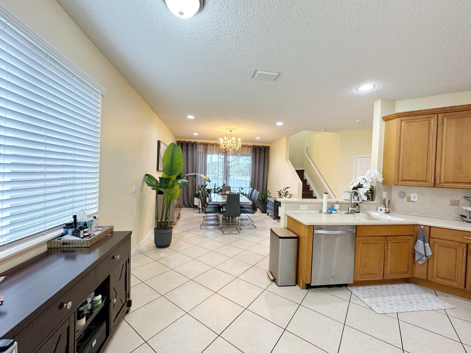 合同活跃: $3,950 (4 贝兹, 3 浴室, 2338 平方英尺)