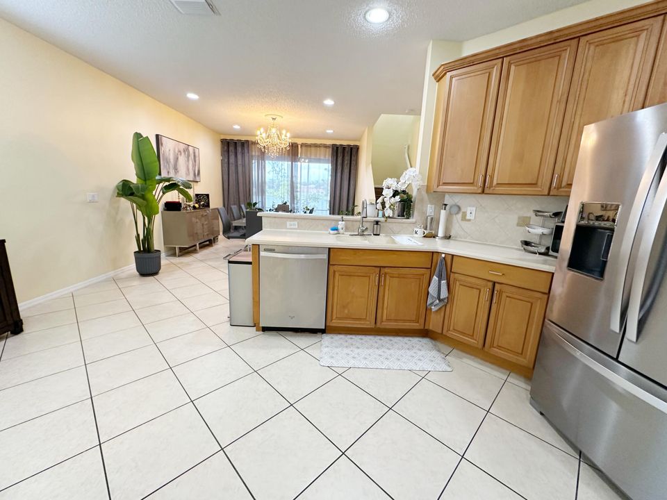 合同活跃: $3,950 (4 贝兹, 3 浴室, 2338 平方英尺)