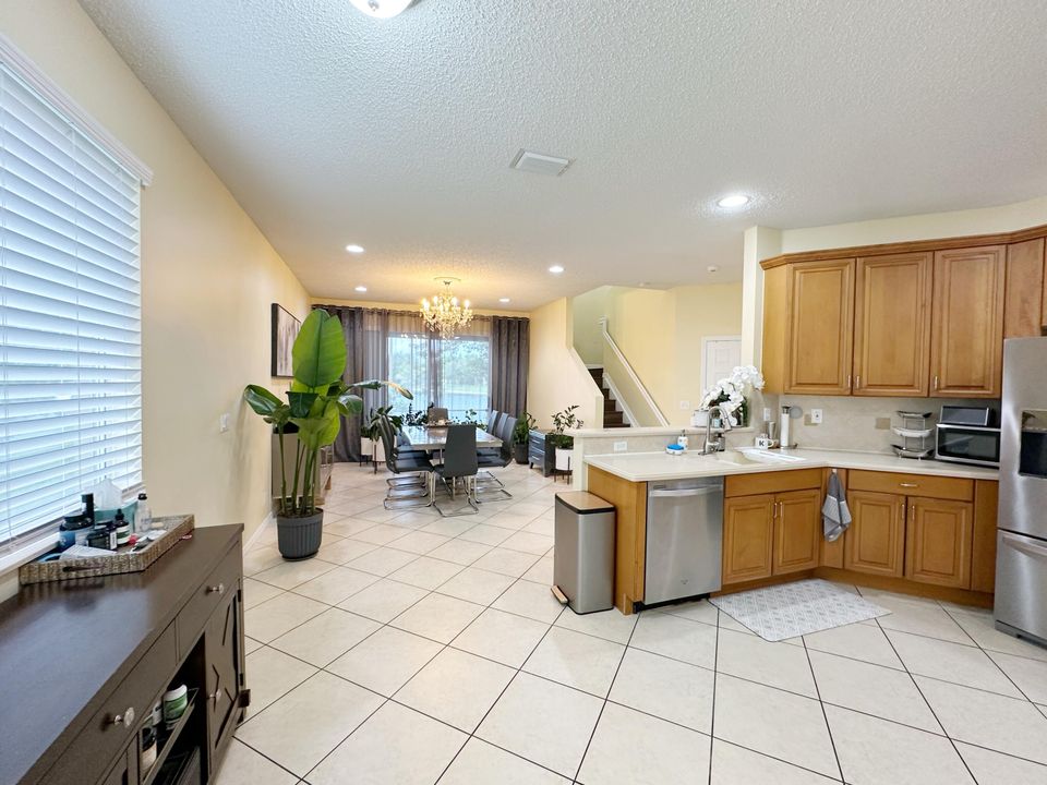 合同活跃: $3,950 (4 贝兹, 3 浴室, 2338 平方英尺)