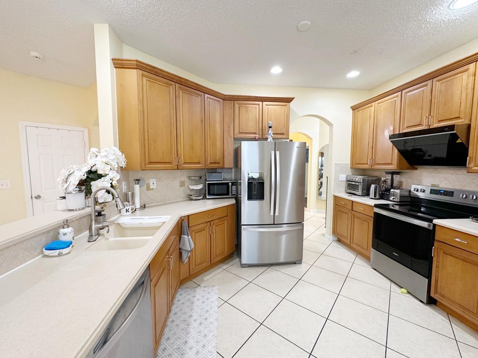 合同活跃: $3,950 (4 贝兹, 3 浴室, 2338 平方英尺)