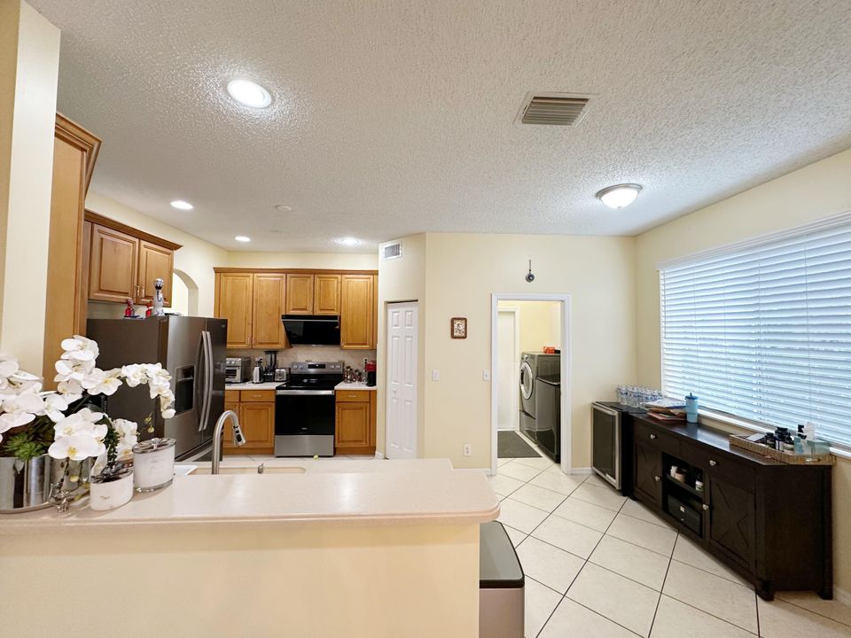 合同活跃: $3,950 (4 贝兹, 3 浴室, 2338 平方英尺)