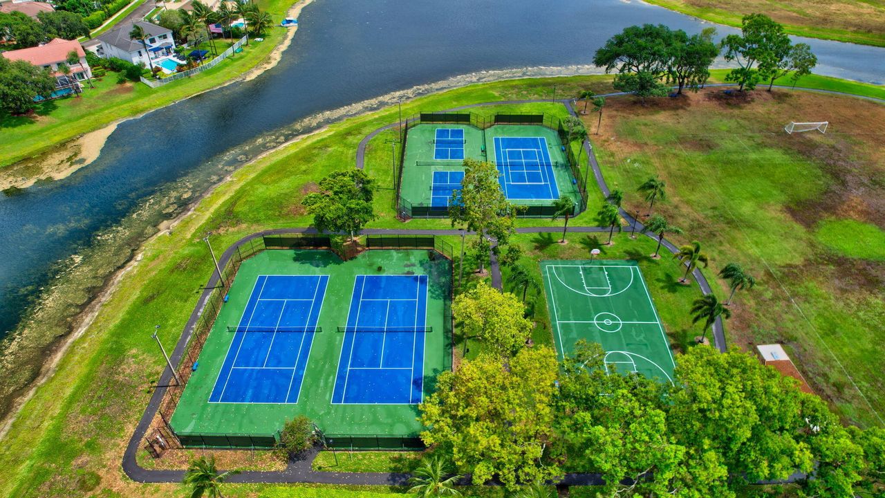 Activo con contrato: $775,000 (5 camas, 3 baños, 3128 Pies cuadrados)