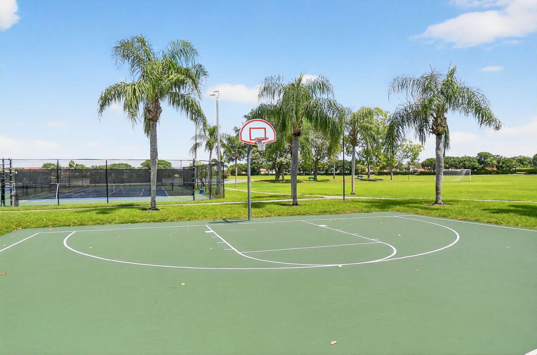 Activo con contrato: $775,000 (5 camas, 3 baños, 3128 Pies cuadrados)