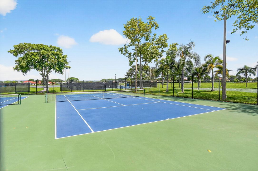 Activo con contrato: $775,000 (5 camas, 3 baños, 3128 Pies cuadrados)