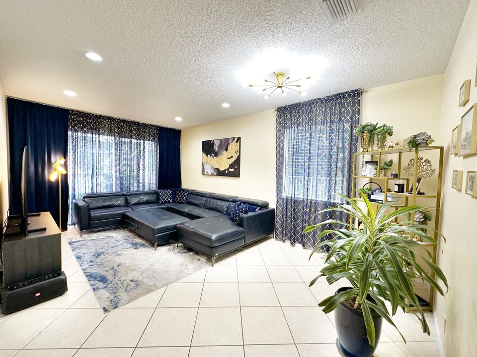 合同活跃: $3,950 (4 贝兹, 3 浴室, 2338 平方英尺)