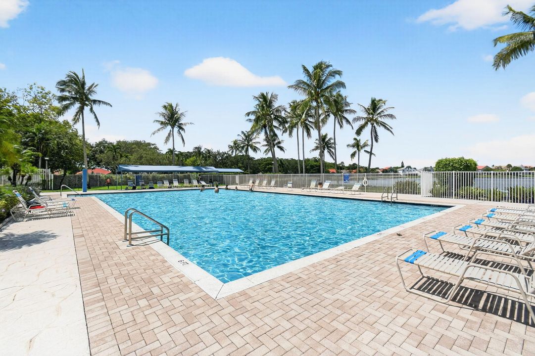 Activo con contrato: $775,000 (5 camas, 3 baños, 3128 Pies cuadrados)