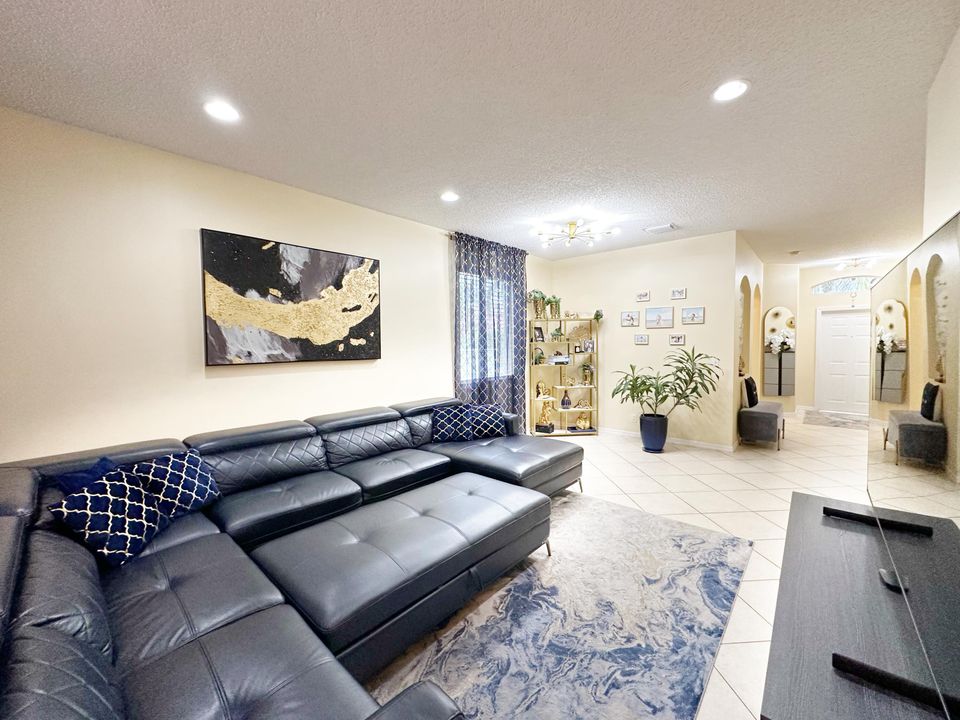 合同活跃: $3,950 (4 贝兹, 3 浴室, 2338 平方英尺)