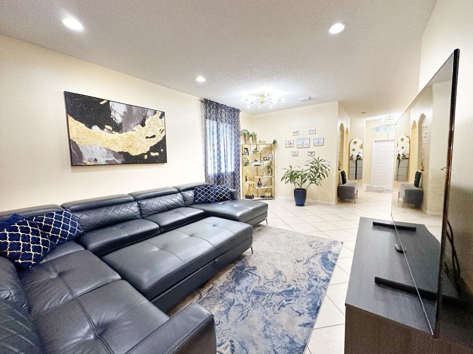 合同活跃: $3,950 (4 贝兹, 3 浴室, 2338 平方英尺)