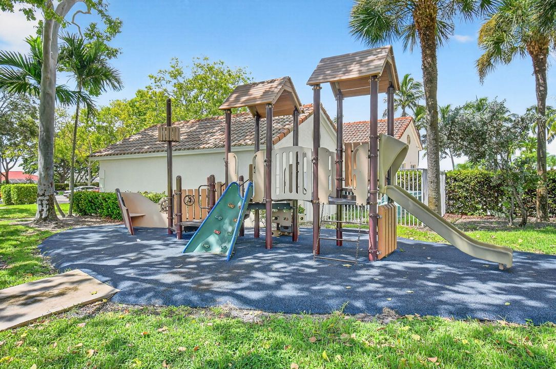 Activo con contrato: $775,000 (5 camas, 3 baños, 3128 Pies cuadrados)