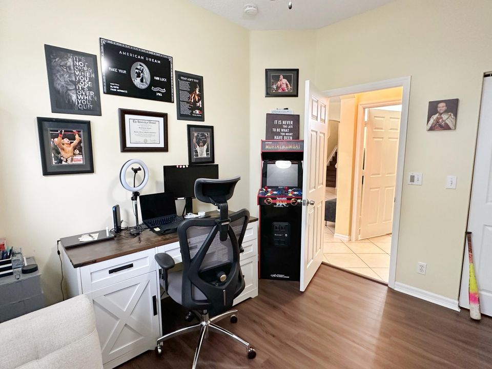 合同活跃: $3,950 (4 贝兹, 3 浴室, 2338 平方英尺)