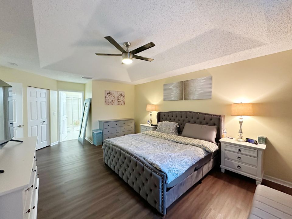 合同活跃: $3,950 (4 贝兹, 3 浴室, 2338 平方英尺)