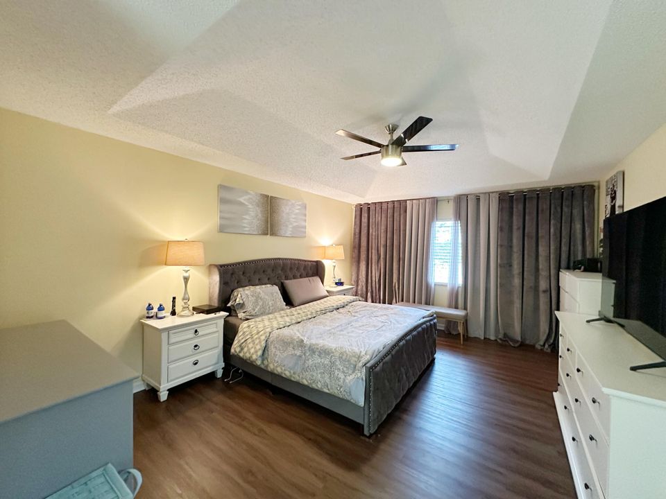 合同活跃: $3,950 (4 贝兹, 3 浴室, 2338 平方英尺)