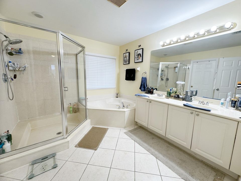 合同活跃: $3,950 (4 贝兹, 3 浴室, 2338 平方英尺)