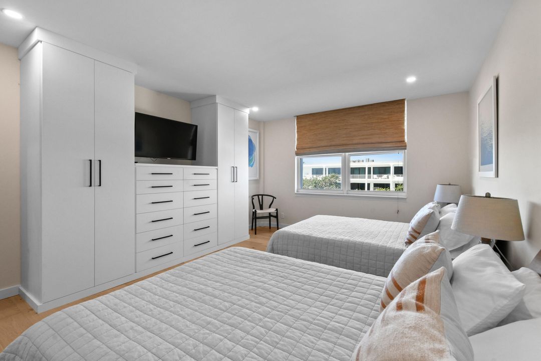 For Sale: $1,395,000 (2 beds, 2 baths, 1559 Square Feet)