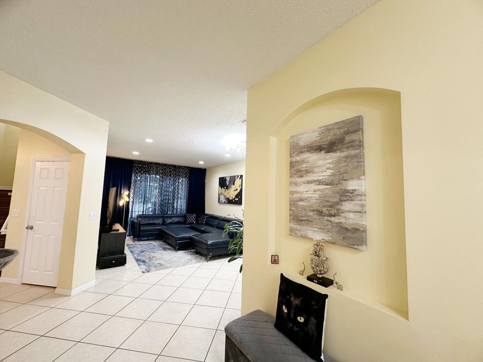 合同活跃: $3,950 (4 贝兹, 3 浴室, 2338 平方英尺)