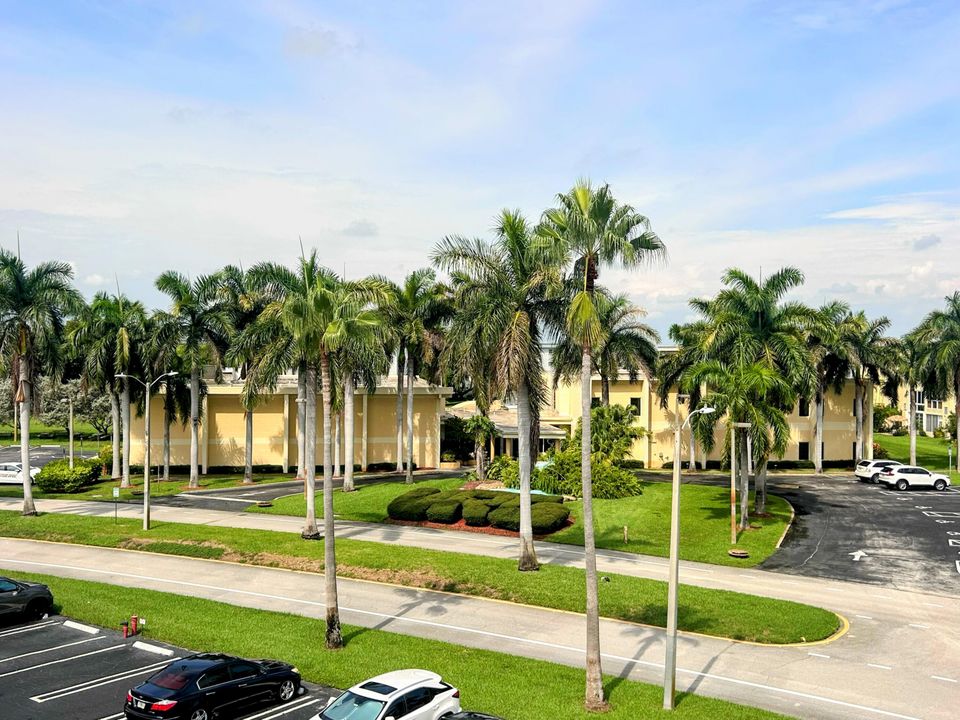 Active With Contract: $148,500 (2 beds, 2 baths, 960 Square Feet)