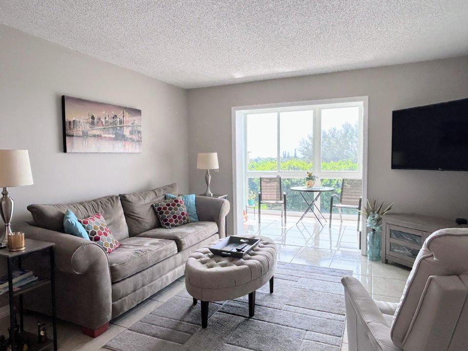 Active With Contract: $148,500 (2 beds, 2 baths, 960 Square Feet)