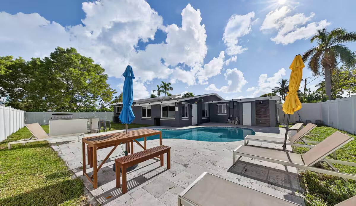 Active With Contract: $560,000 (3 beds, 2 baths, 1392 Square Feet)