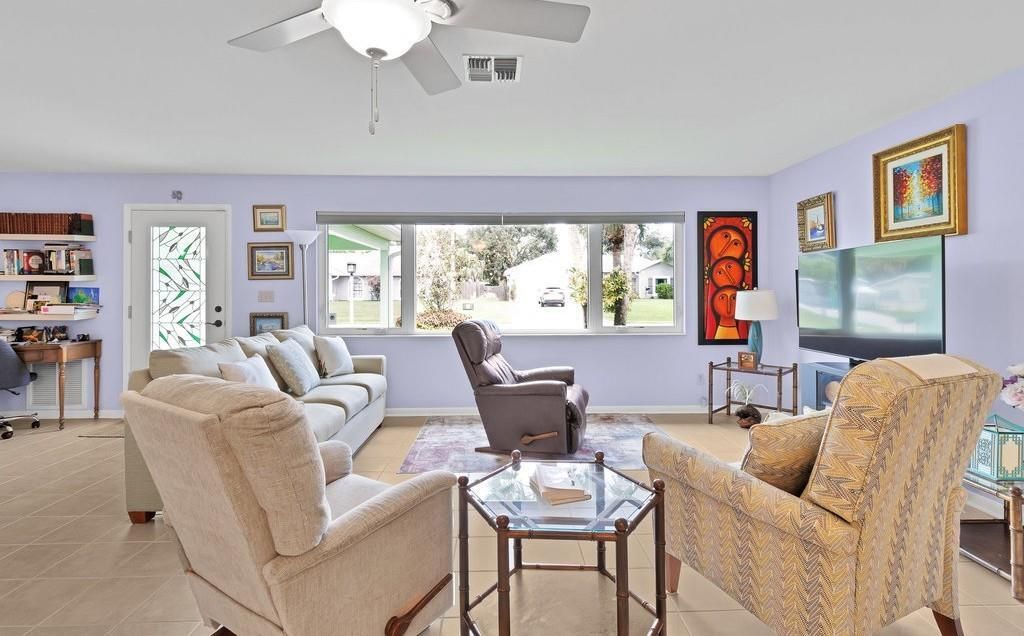 合同活跃: $339,900 (2 贝兹, 2 浴室, 1540 平方英尺)