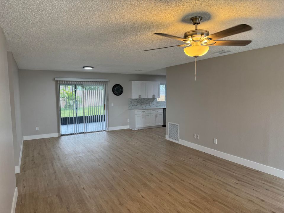 合同活跃: $319,000 (3 贝兹, 2 浴室, 1148 平方英尺)