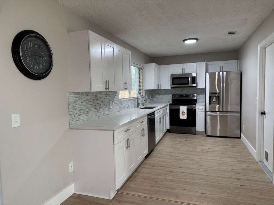 合同活跃: $319,000 (3 贝兹, 2 浴室, 1148 平方英尺)