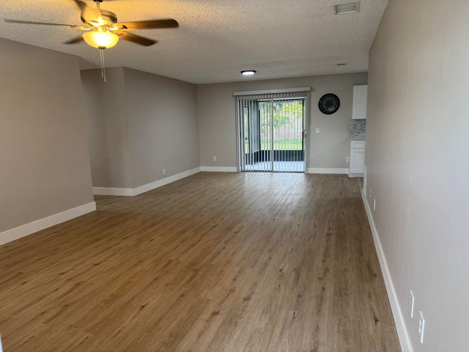 合同活跃: $319,000 (3 贝兹, 2 浴室, 1148 平方英尺)