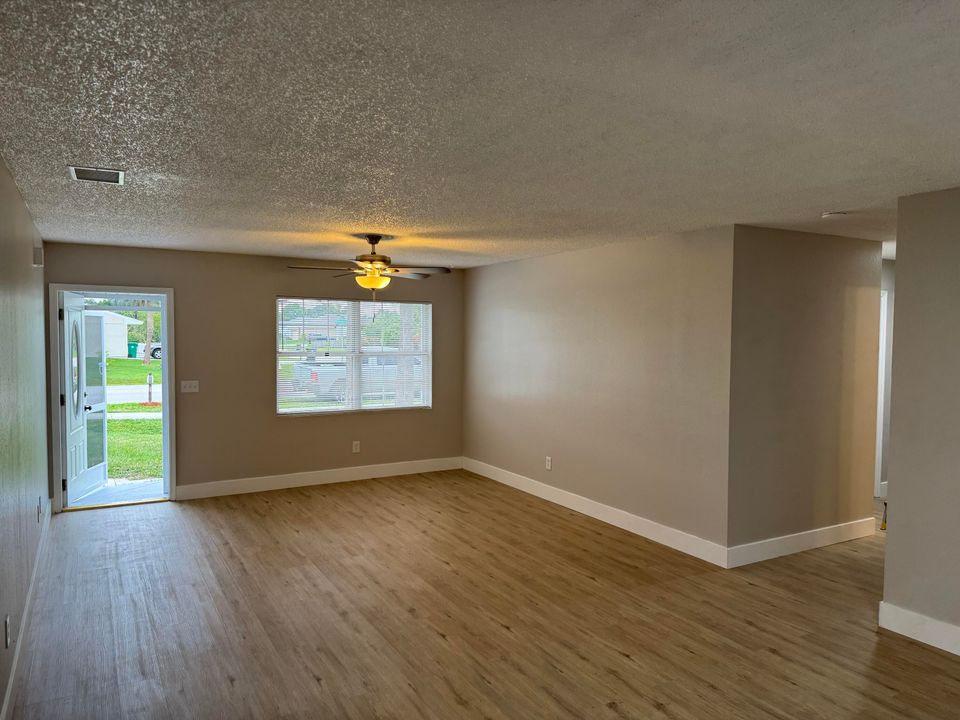 合同活跃: $319,000 (3 贝兹, 2 浴室, 1148 平方英尺)