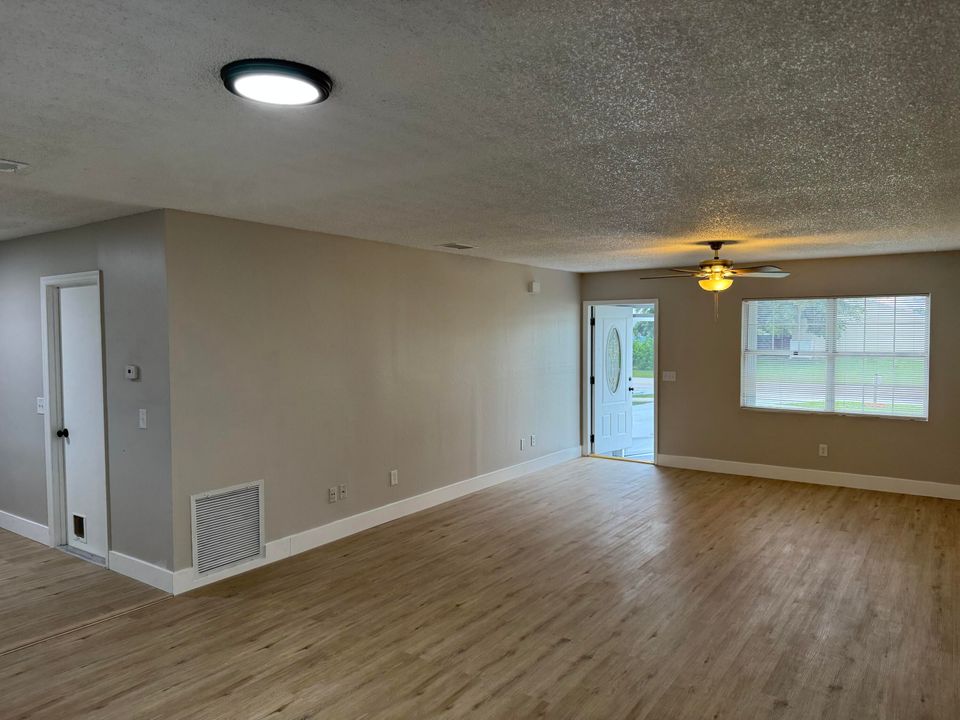 合同活跃: $319,000 (3 贝兹, 2 浴室, 1148 平方英尺)