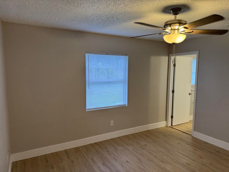 合同活跃: $319,000 (3 贝兹, 2 浴室, 1148 平方英尺)