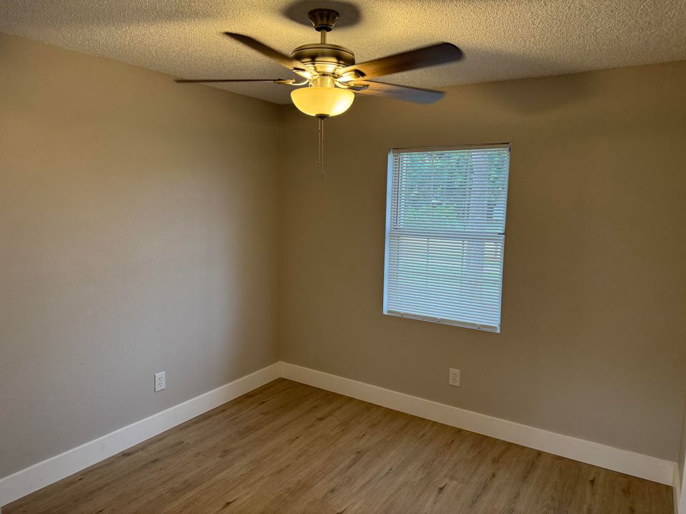 合同活跃: $319,000 (3 贝兹, 2 浴室, 1148 平方英尺)