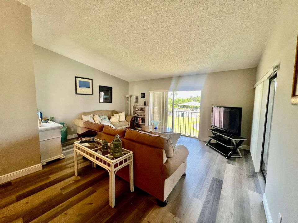 В аренду: $2,300 (2 спален, 2 ванн, 1305 Квадратных фут)