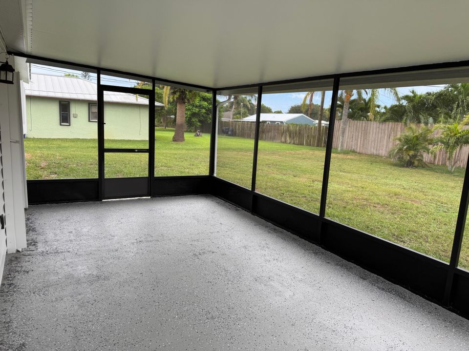 合同活跃: $319,000 (3 贝兹, 2 浴室, 1148 平方英尺)