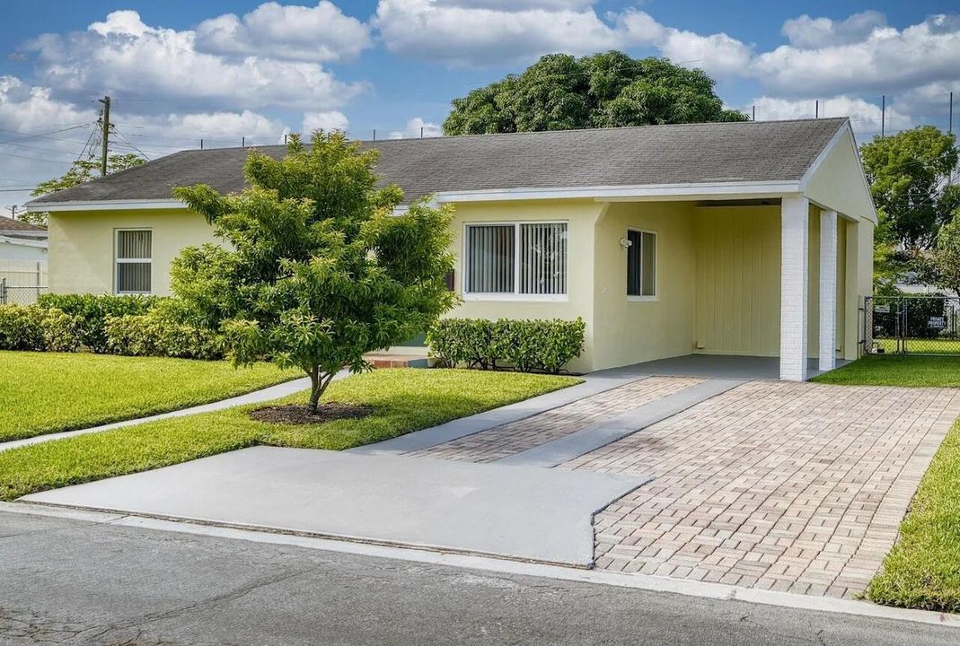 Recently Rented: $2,750 (3 beds, 1 baths, 988 Square Feet)