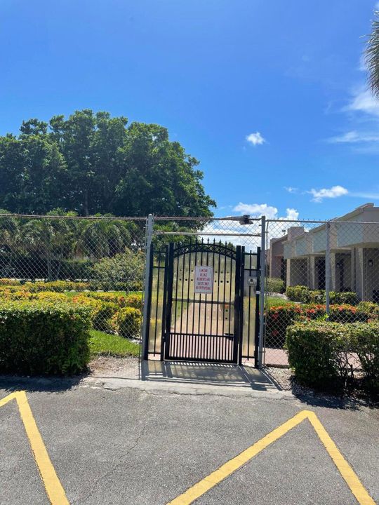 For Sale: $74,900 (1 beds, 1 baths, 901 Square Feet)