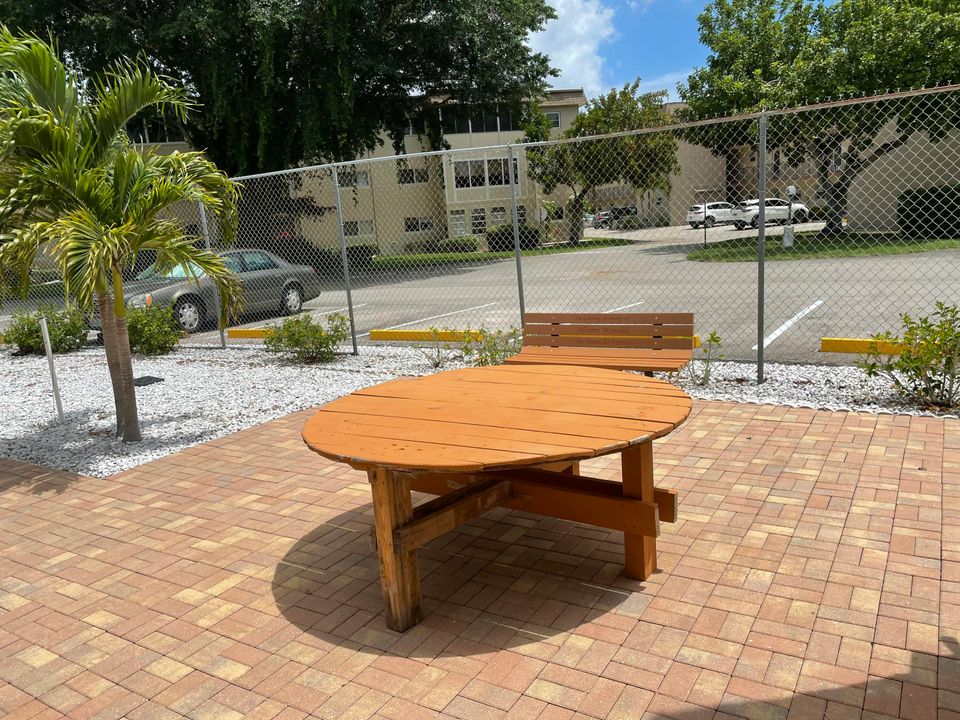 For Sale: $74,900 (1 beds, 1 baths, 901 Square Feet)