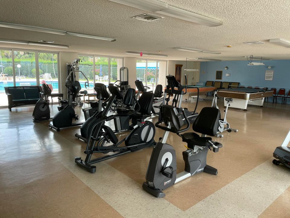 For Sale: $74,900 (1 beds, 1 baths, 901 Square Feet)