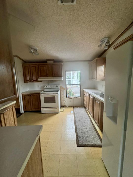 Active With Contract: $89,999 (3 beds, 2 baths, 1200 Square Feet)