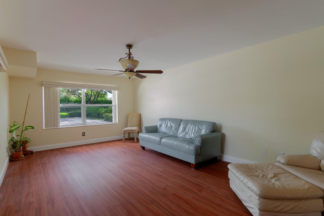 合同活跃: $299,900 (2 贝兹, 2 浴室, 1398 平方英尺)