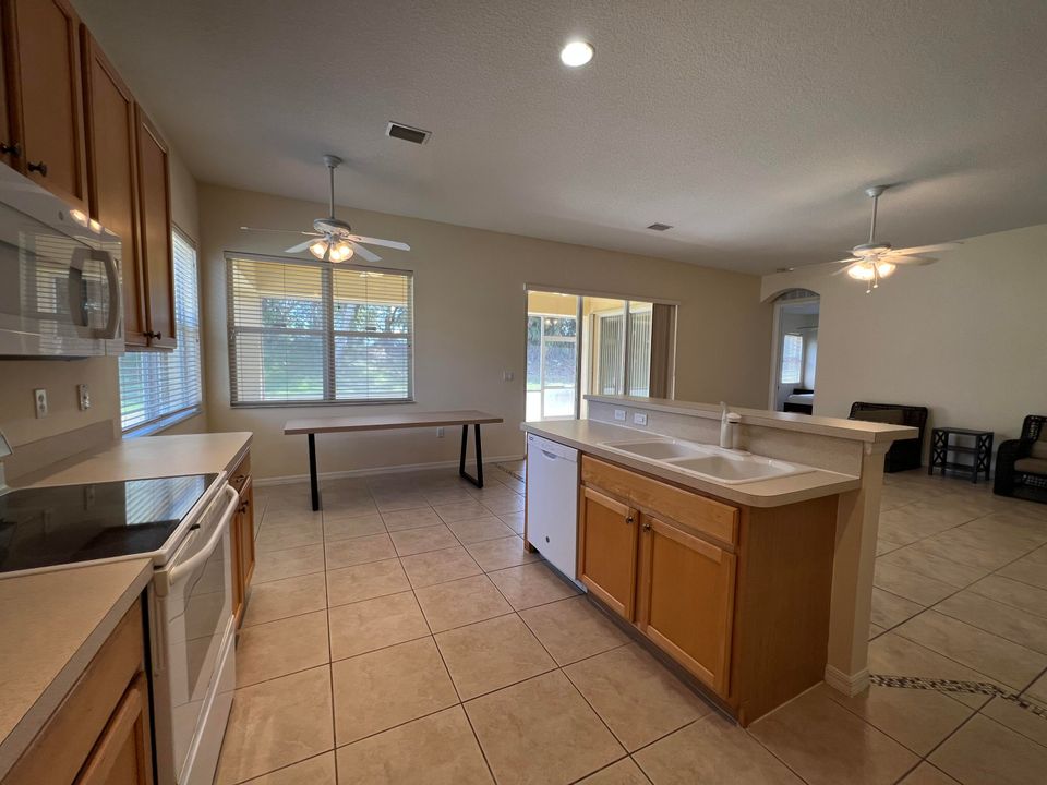 Active With Contract: $2,200 (3 beds, 2 baths, 1953 Square Feet)