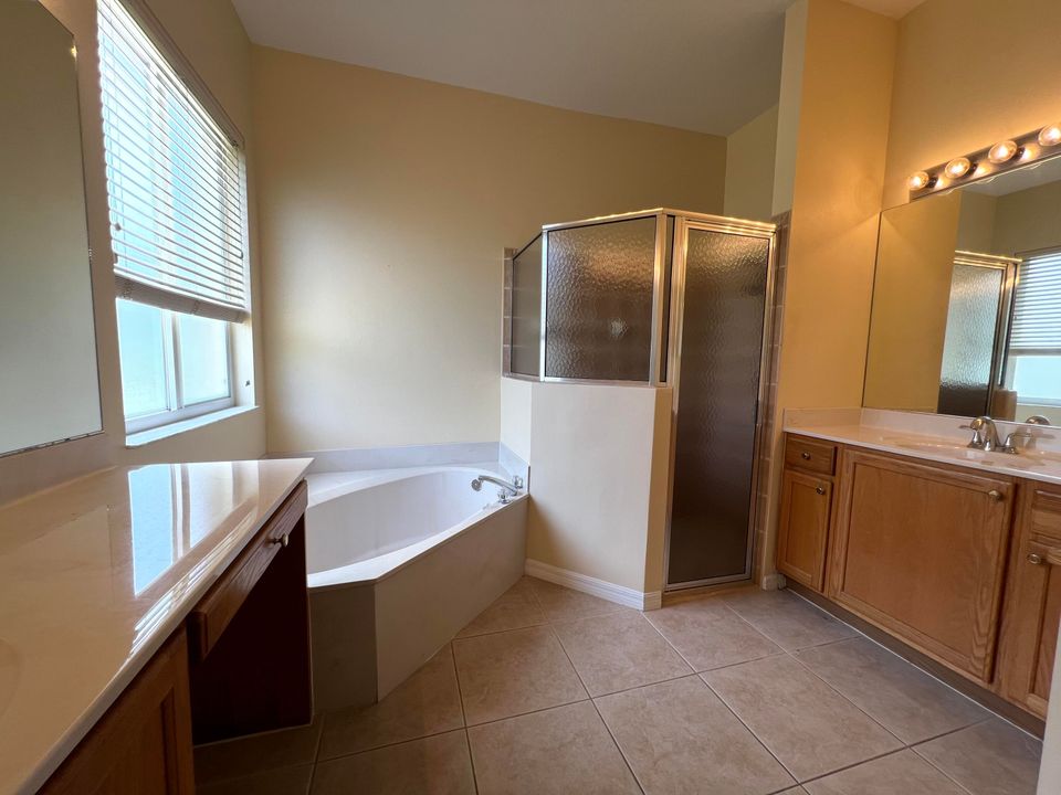 Active With Contract: $2,200 (3 beds, 2 baths, 1953 Square Feet)