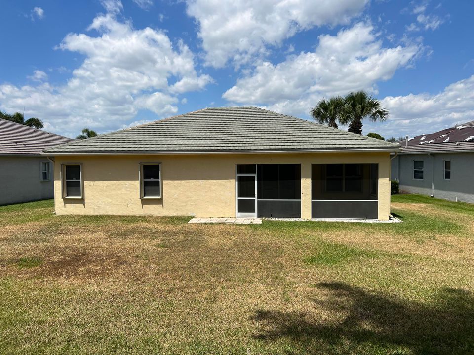 Active With Contract: $2,200 (3 beds, 2 baths, 1953 Square Feet)