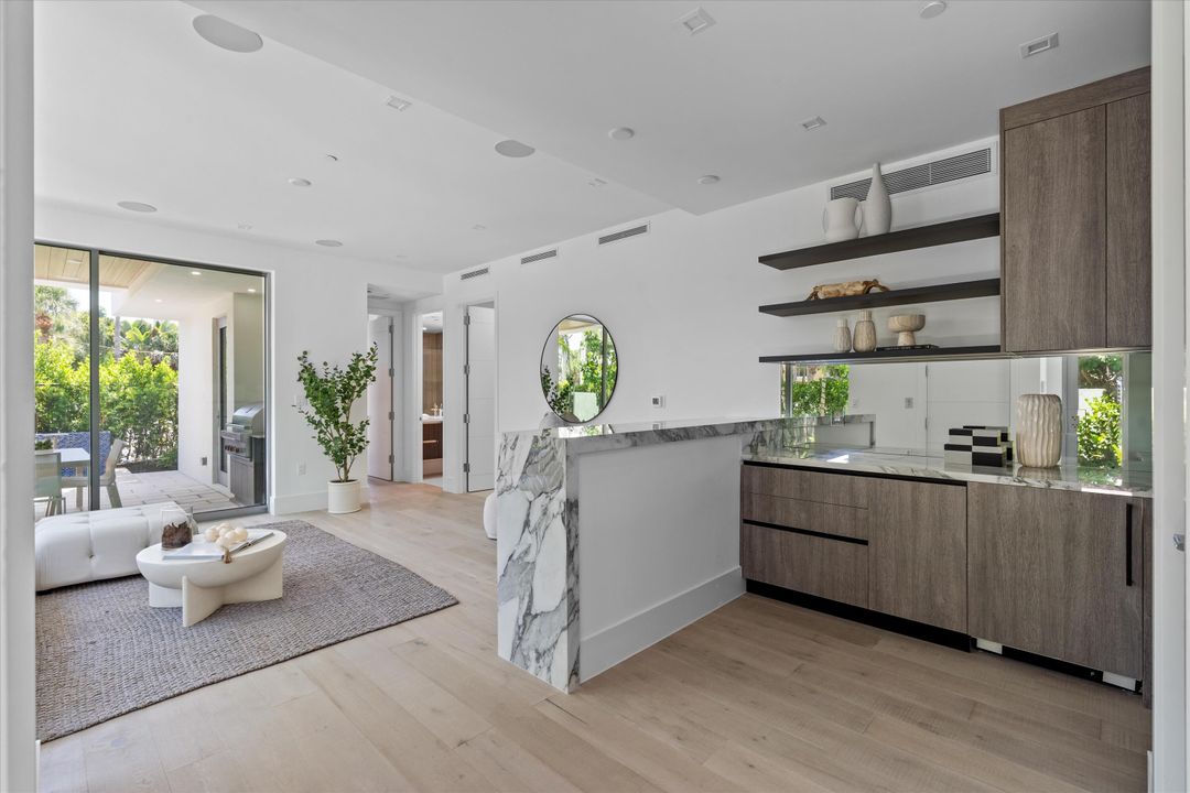 出租: $45,000 (4 贝兹, 4 浴室, 3854 平方英尺)