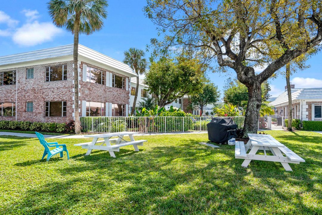 For Sale: $159,999 (2 beds, 2 baths, 930 Square Feet)