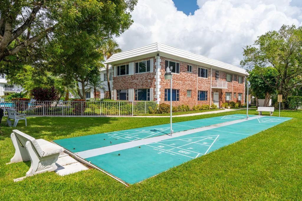 For Sale: $159,999 (2 beds, 2 baths, 930 Square Feet)