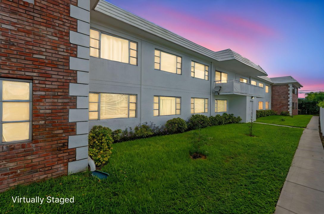 For Sale: $159,999 (2 beds, 2 baths, 930 Square Feet)