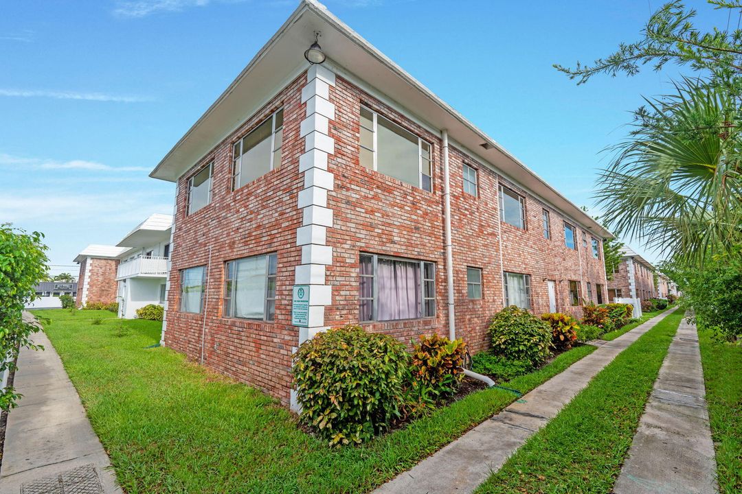 For Sale: $159,999 (2 beds, 2 baths, 930 Square Feet)